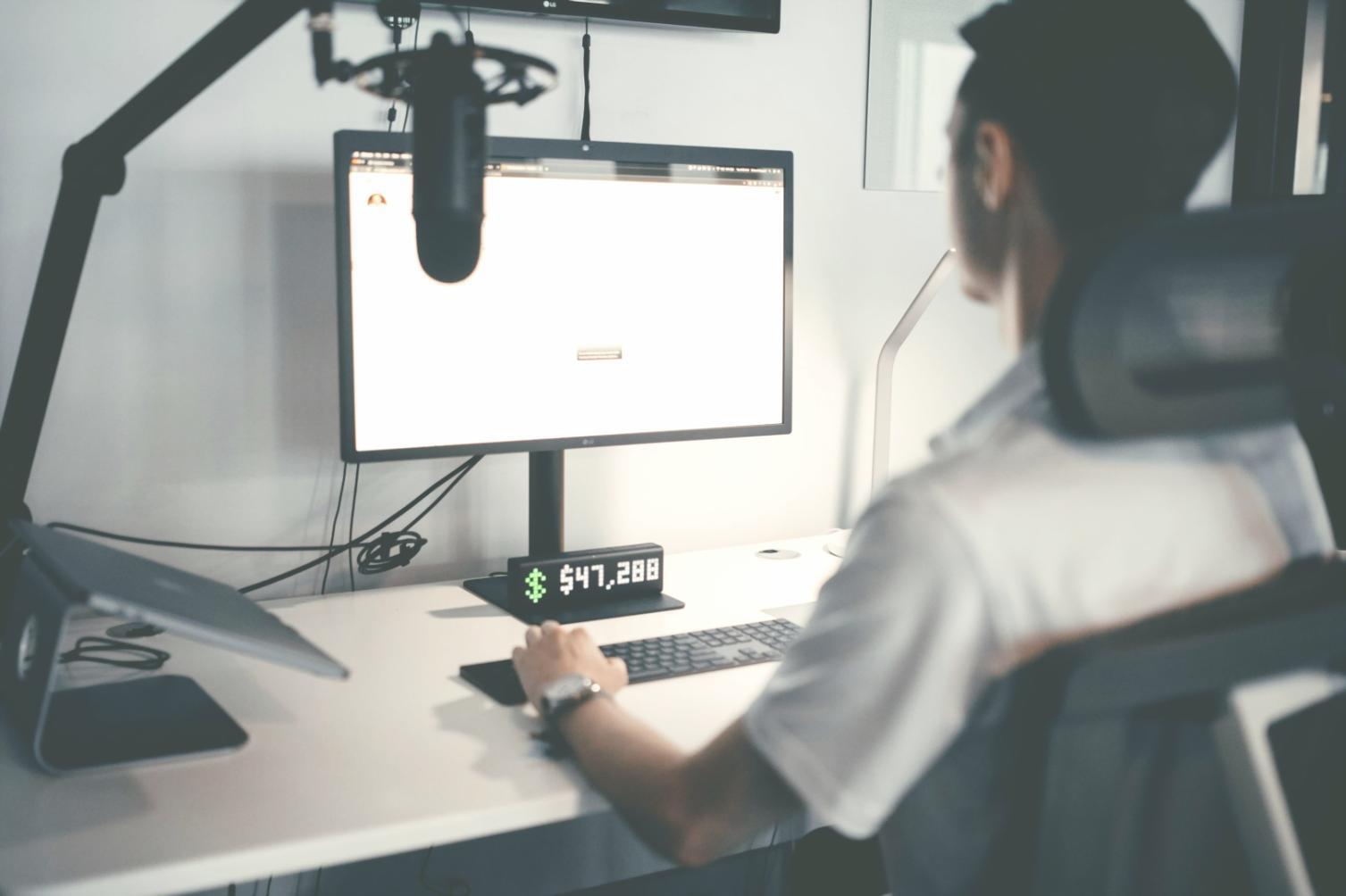 Budgetplanung Arbeitsplatz mit Dokumenten und Taschenrechner